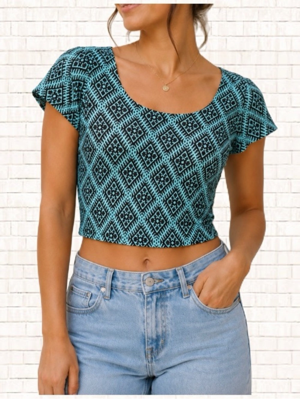 Macy’s Crop Top neon blue aztec print fitted cropped tee Juniors Medium EUC OBO